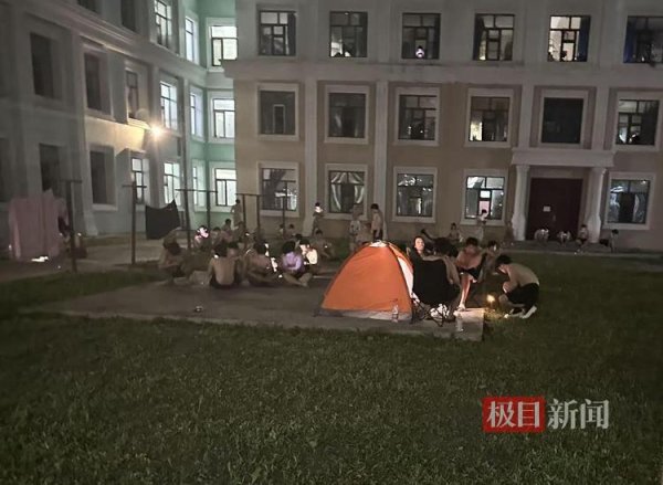 人人配 哈尔滨高温一高校男生在走廊和操场打地铺，校方回应