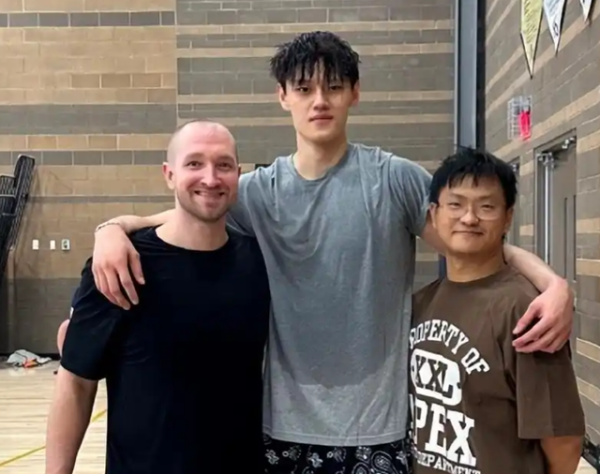 利配网 去不了NBA也不回北京首钢，曾凡博正在效仿当年的周琦